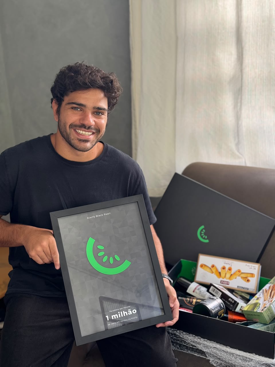 Heitor Toledo segurando a placa da Kiwify de 1 milhão de reais em vendas
